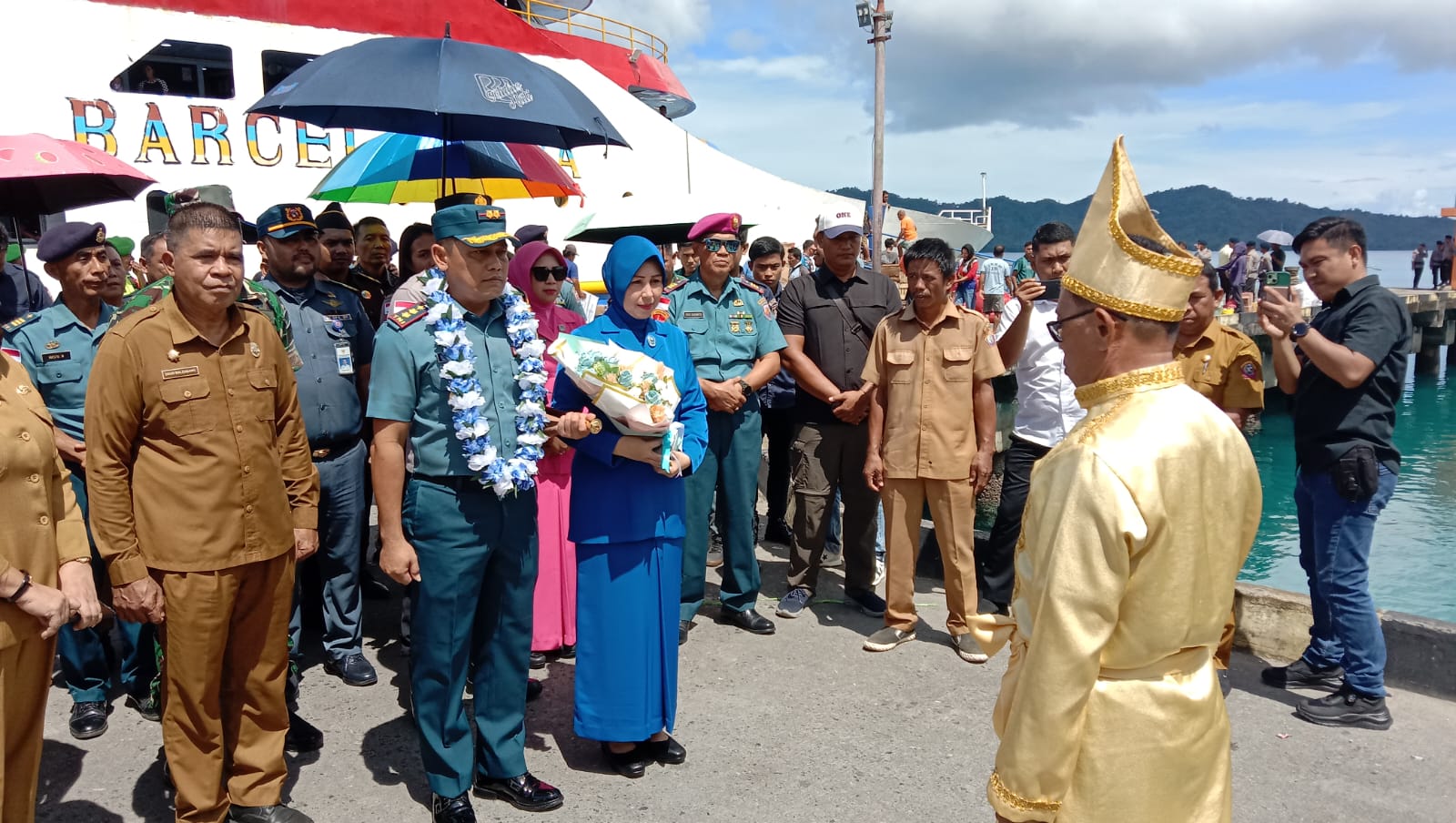 Komandan Pangkalan TNI Angkatan Laut (Danlanal) Melonguane yang baru, Letkol Laut (P) Yogie Kuswara, M.Tr.Opsla didampingi istri saat disambut secara adat di Pelabuhan Melonguane.