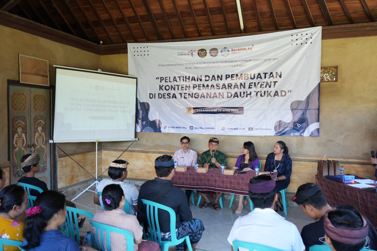 PSDKU Politeknik Pariwisata Bali Kampus Manado gelar pelatihan dan pembuatan konten pemasaran event di Desa Tenganan Dauh Tukad (Istimewa)