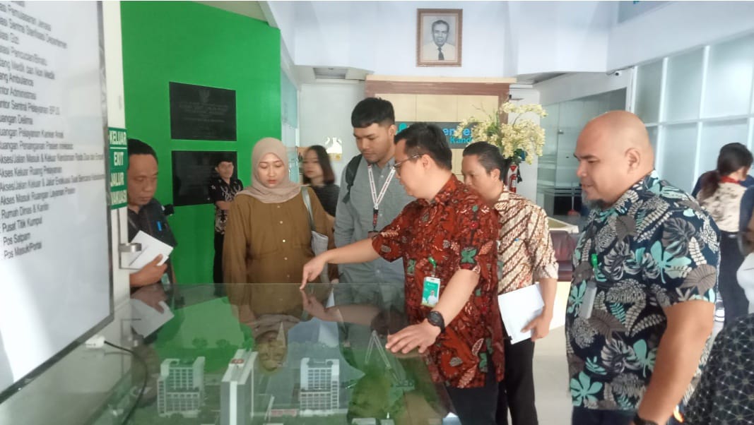 Tim Kemenko Bidang Pemberdayaan Masyarakat saat menyambangi RSUP Prof Dr RD Kandou Manado, Selasa (29/4). (Humas)