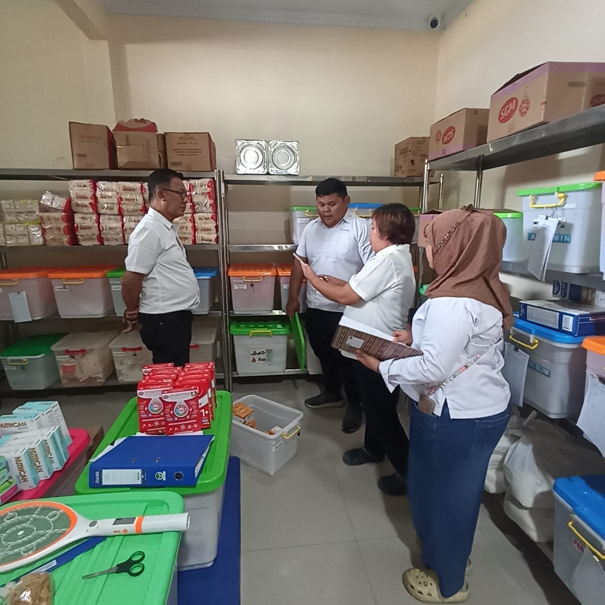 Guna perbaikan dan peningkatan sistem manajemen di instalasi Gizi RSUP Kandou Manado, Plh Dirut lakukan peninjauan langsung untuk meningkatkan kualitas pelayanan. (Humas)