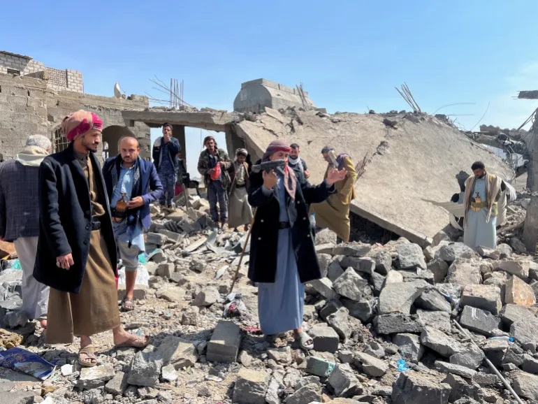 Lokasi serangan udara AS di Sanaa, Yaman, 7 April (Adel Al Khader/Reuters)