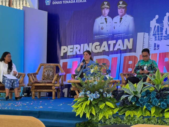 Rhea Rompis (tengah) saat menjadi pembicara dalam kegiatan job fair di Kabupaten Kepulauan Sangihe, Kamis (1/5).