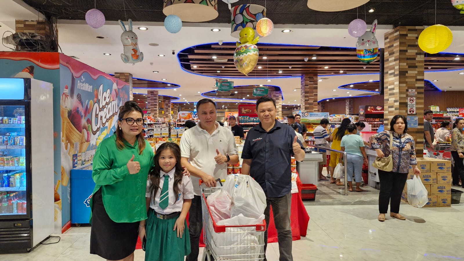Direktur Manado Post Tommy Waworundeng dan Manager Supporting Freshmart Melani Rompas berfoto bersama Ferdinand Sompotan, pemenang undian Belanja Kaget, usai menyelesaikan tantangan belanja kaget.