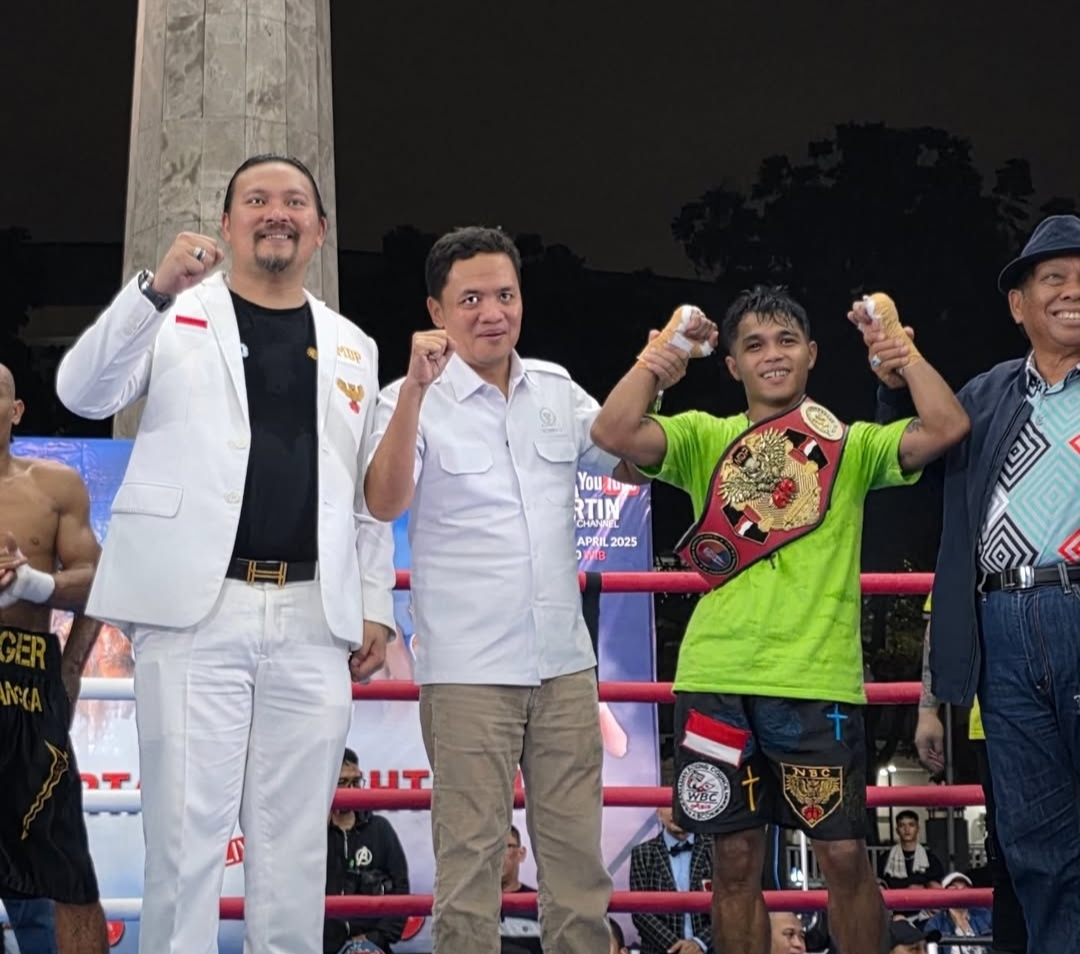 TAKLUKAN: Petinju asal Sulut Aser Kewas Tuama dan Jufri Kakauhe yang tampil di Iven Jakarta Big Fight XXI dengan sasana Navas Boxing Camp Manado, tampil gemilang.