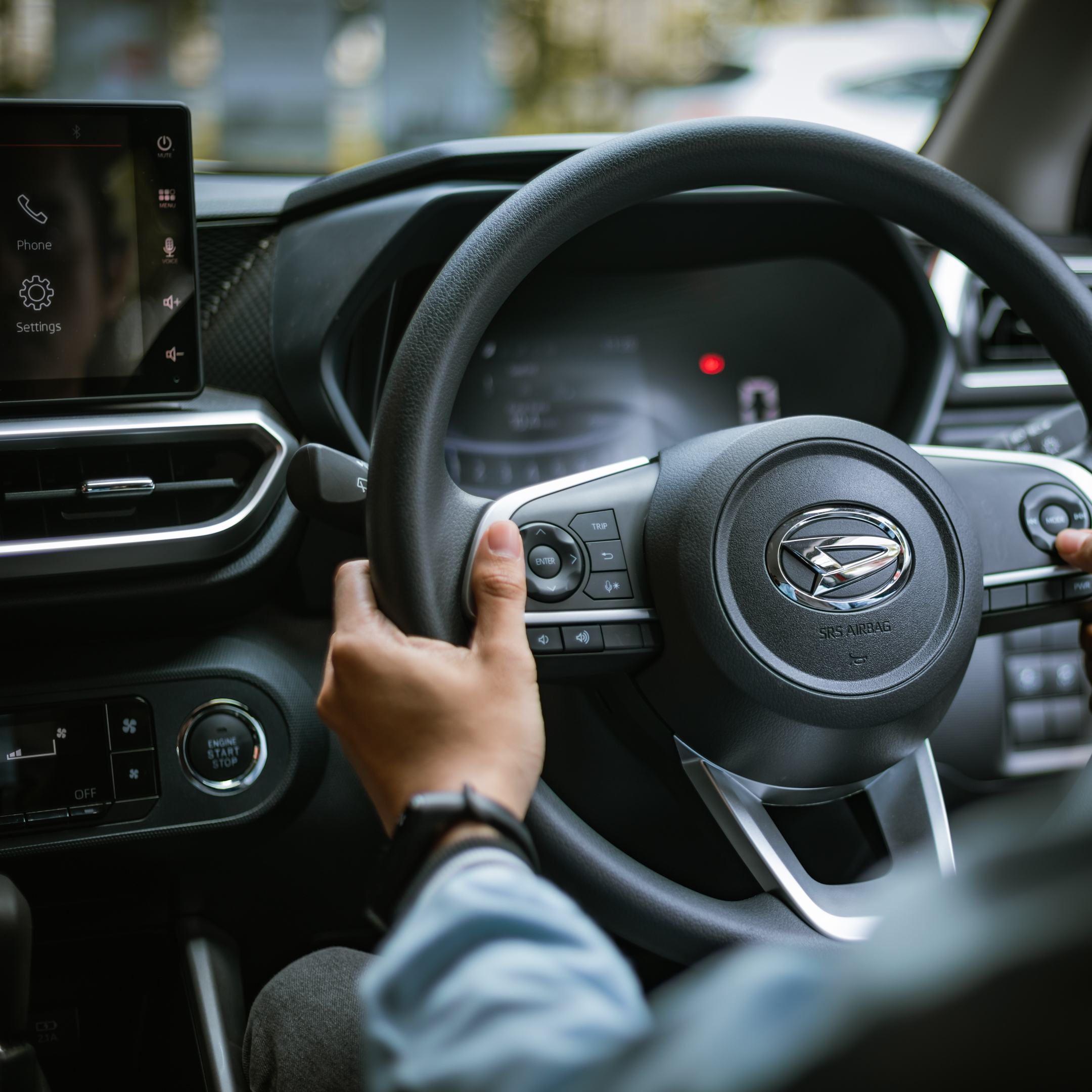 Ilustrasi Safety Driving menggunakan mobil Daihatsu