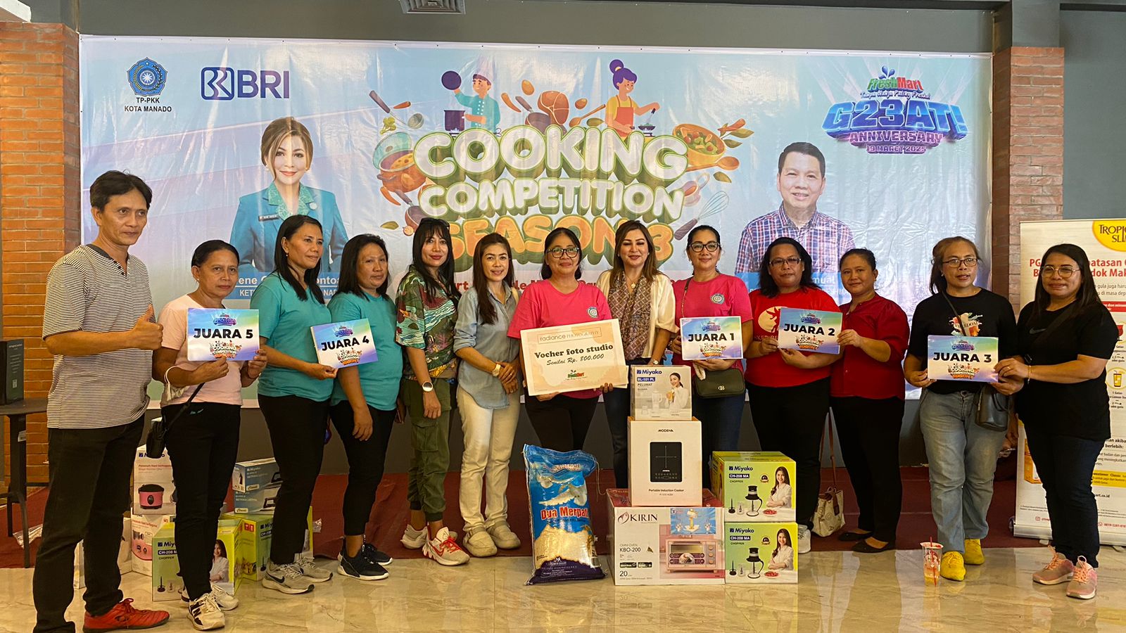 Para pemenang Cooking Competition Season 3 FreshMart Paniki berpose bersama Ketua TP-PKK Kota Manado, Irene Golda Pinontoan, usai menerima hadiah.