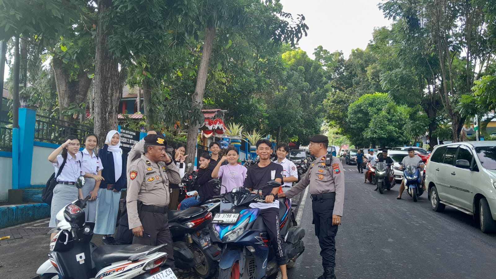 Personel Polres Bitung dikerahkan di sejumlah titik strategis saat momen kelulusan.(Dok Istimewa)