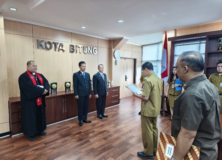 Wali Kota Bitung Hengky Honandar melantik Give Mose dan Ruddy Wongkar.(Dok Istimewa)