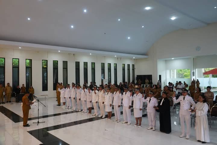 Para Pejabat Kapitalau saat dilantik Wakil Bupati Heronimus Makainas di Auditorium Kantor Bupati, Selasa (8/4/25).
