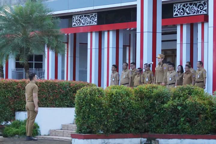 Bupati Sitaro Chyntia Ingrid Kalangit pimpin apel perdana usai libur Leberan di Halaman Kantor, Selasa (8/4/25).