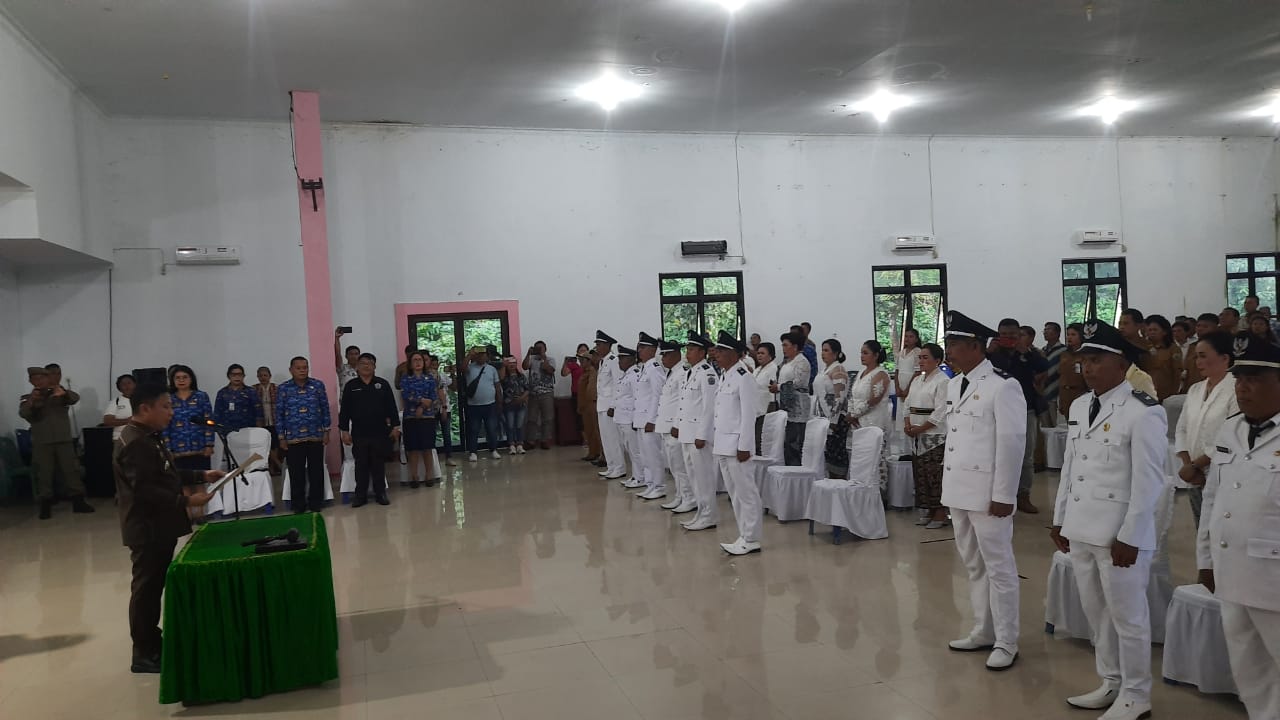 Pj Bupati Talaud Fransiscus Manumpil saat memimpin pelantikan Kepala Desa.