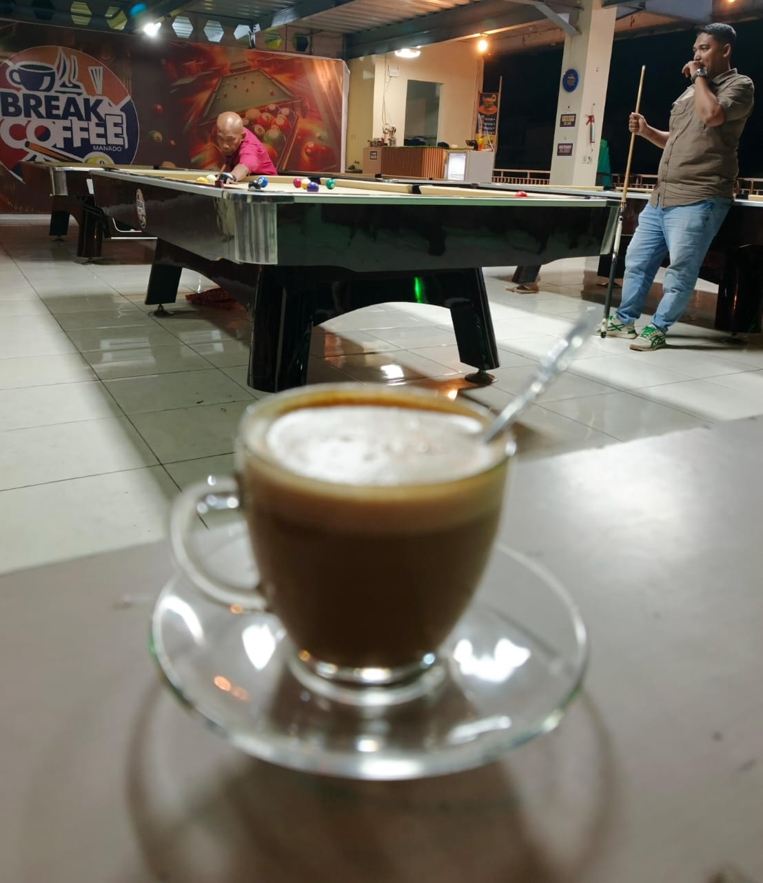 ENJOY: Break Coffee terletak di kawasan lapangan Sparta Tikala, tepatnya di Jalan BW Lapian, Lantai Dua Lamongan
