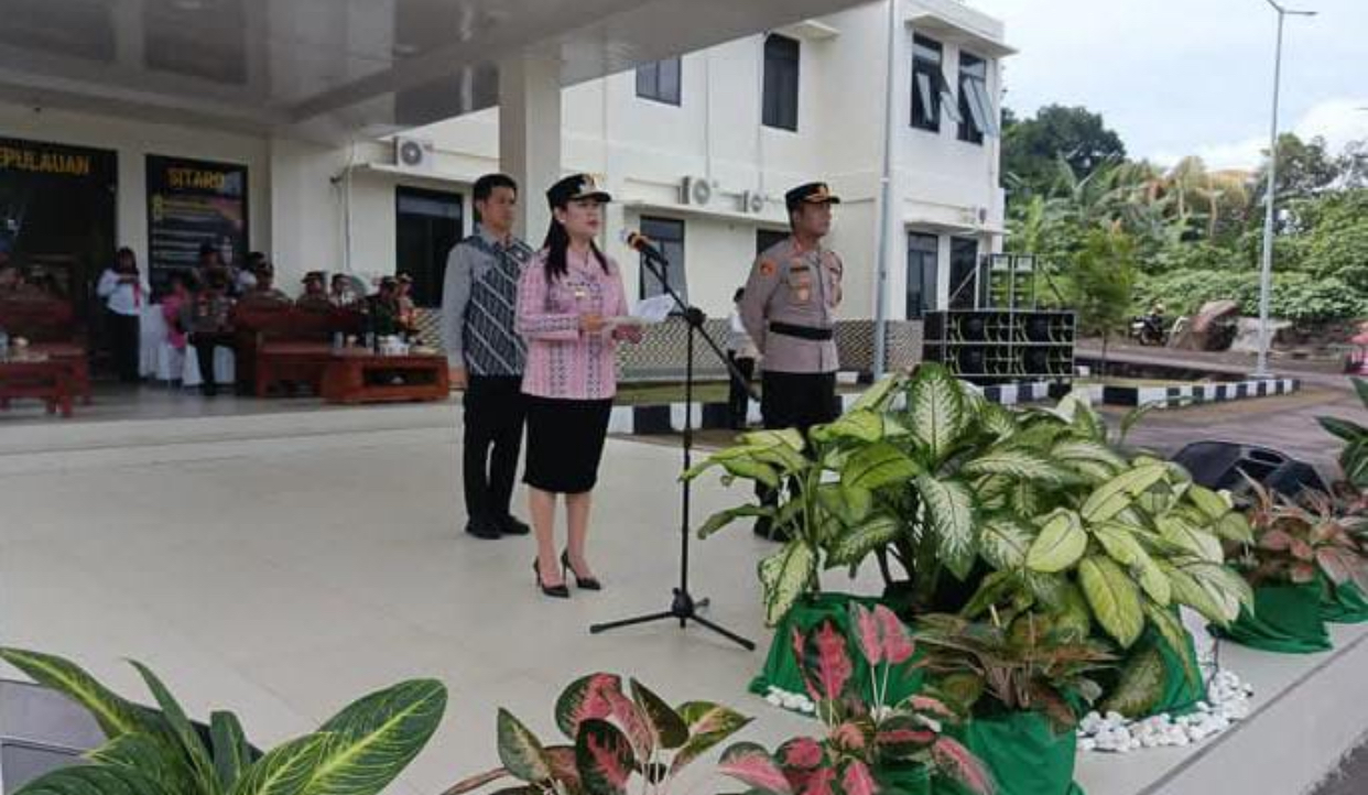 Tampak Bupati Chyntia Kalangit didampingi Kapolres AKBP Iwan Permadi, saat melakukan gelar Apel Pasukan di halaman Polres, Kamis (20/03/2025).
