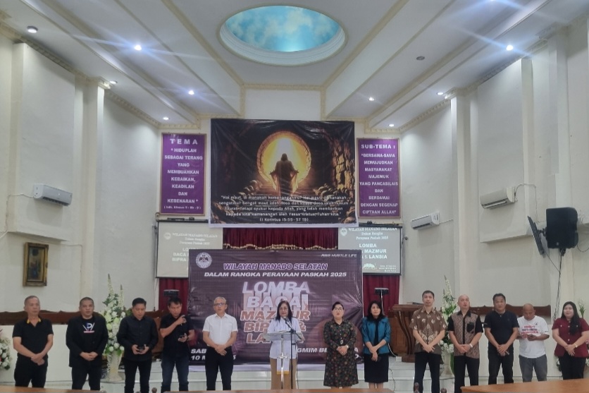 PELAYANAN: Puji-pujian panitia, juri yang dipimpin Plt Ketua BPMS GMIM Pdt Janny Rende MTh, di ibadah pembukaan Lomba Baca Mazmur Wilayah Manado Selatan di Gedung Gereja GMIM Bethesda Ranotana Manado.
