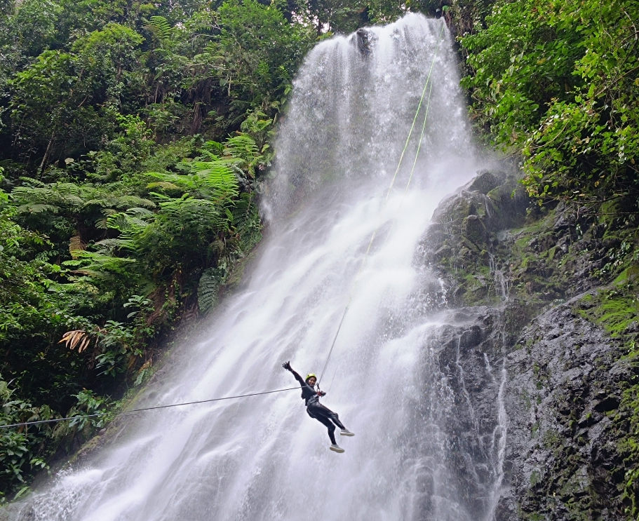 Sensasi menikmati keindahan air terjun Rokrok Kembes, Minahasa, dengan teknik abseiling