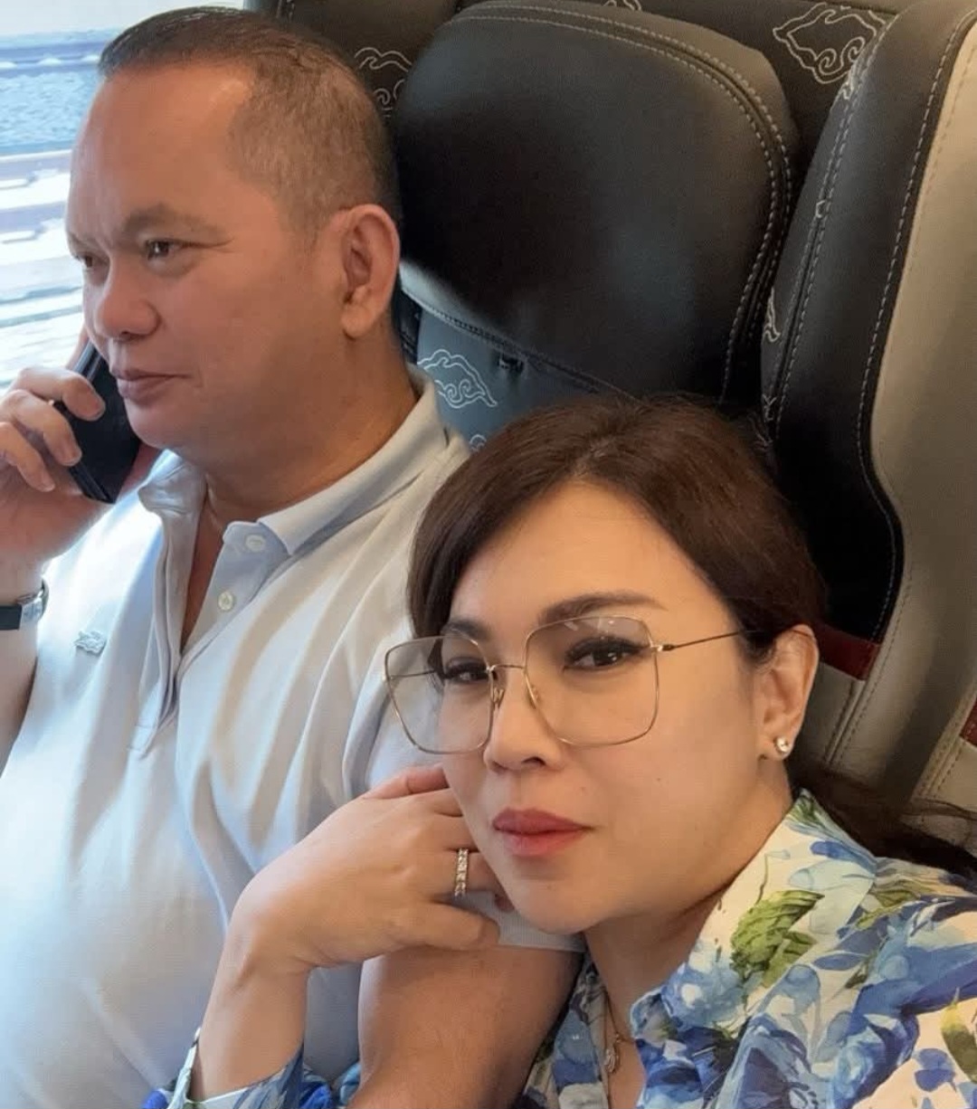 ROMANTIS: Ketua DPD PD Sulut dr Elly Lasut bersama teman wanita di dalam pesawat. (Kredit Foto: FB Hillary Brigitta Lasut)