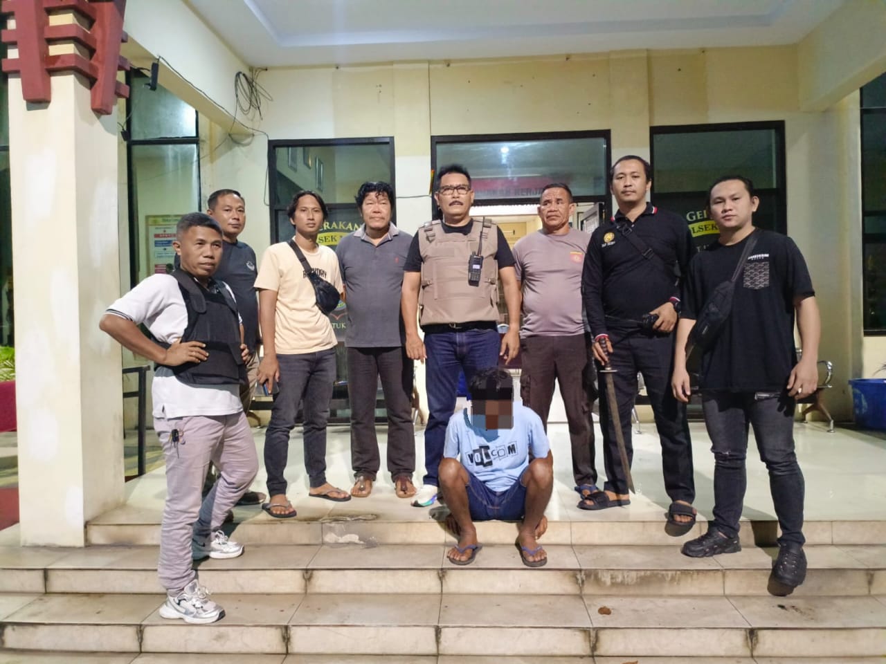 Operasi berantas premanisme berhasil mengamankan seorang pelaku bersama sajam jenis samurai di Kota Bitung.(Dok Istimewa)