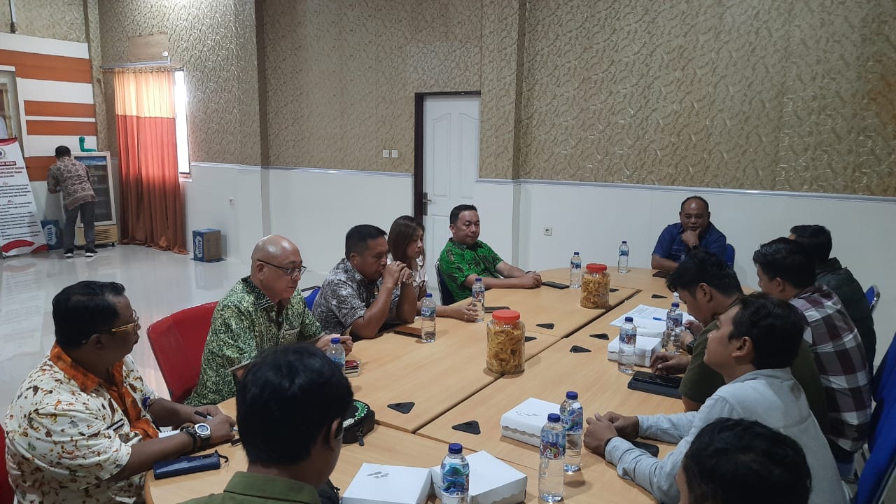 Ketua DPRD Talaud Engelbertus Tatibi bersama beberapa anggota DPRD didampingi Sekretaris DPRD Arvan Bawangun saat menggelar pertemuan dengan pihak PLN.