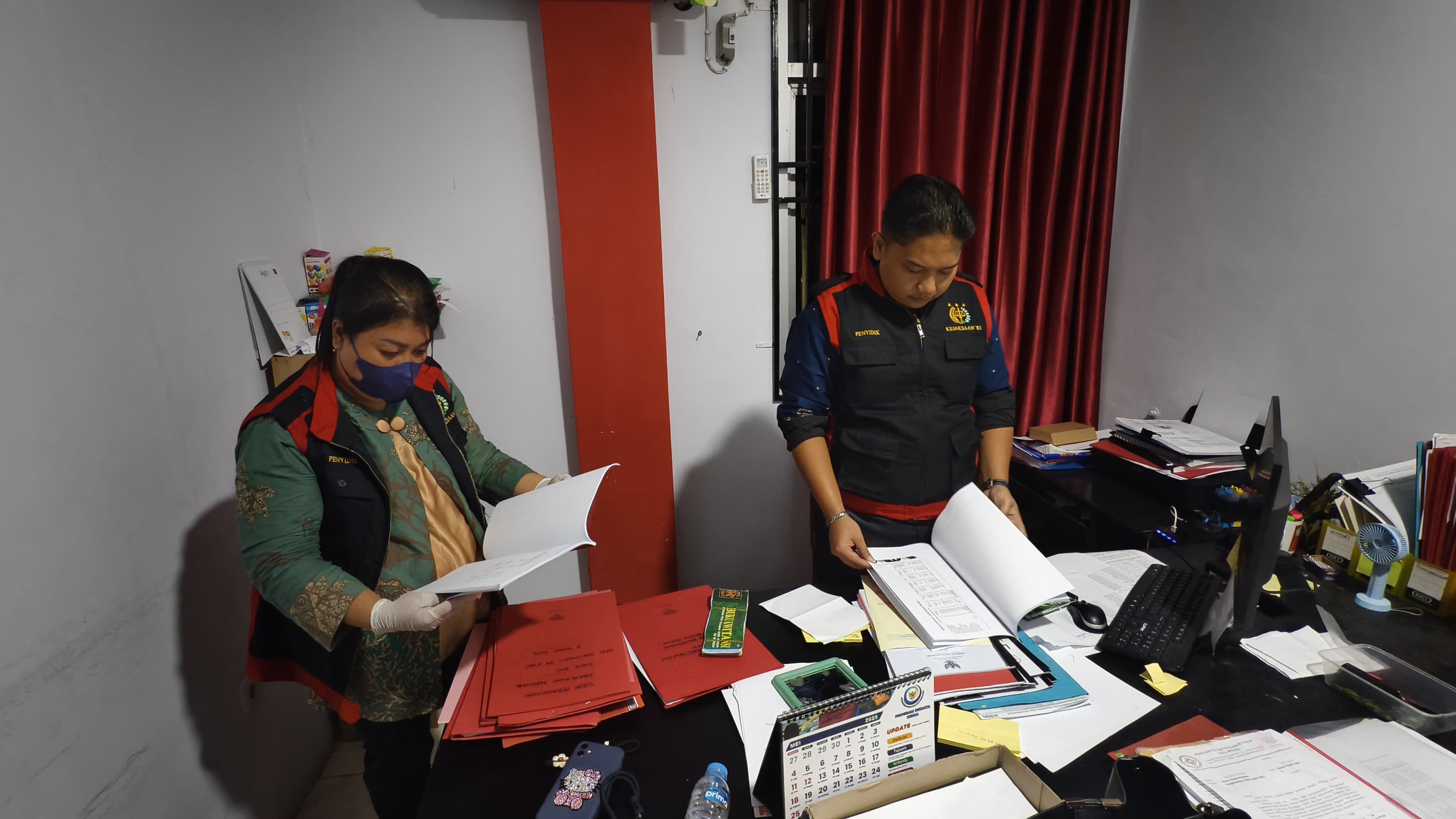 Tim Kejari Bitung yang dipimpin langsung Kasi Pidsus Zulhia Jayanti Manise SH, saat melakukan penggeledahan di Kantor Perumda Pasar Kota Bitung.(Dok Istimewa)