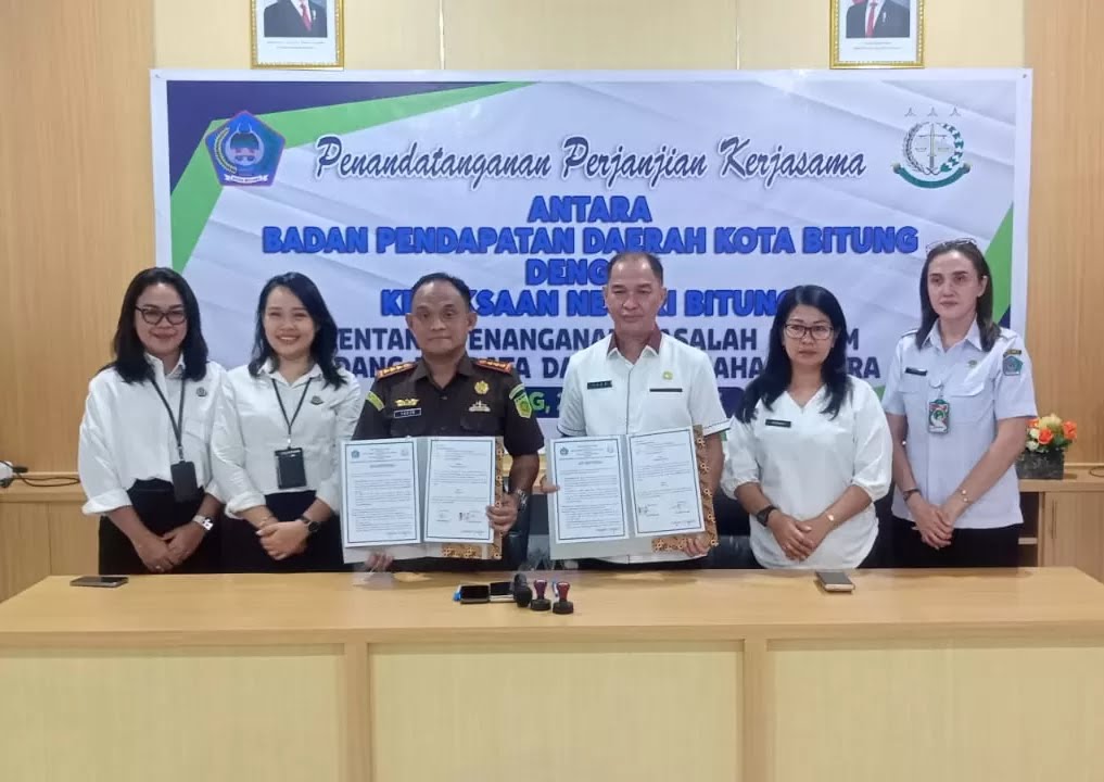 Kajari Bitung Yadyn SH MH didampingi Kepala Bapenda Kota Bitung Theo Rorong SE, bersama jajaran masing-masing usai penandatanganan kerja sama beberapa waktu lalu.(Franky Sumaraw/MP)