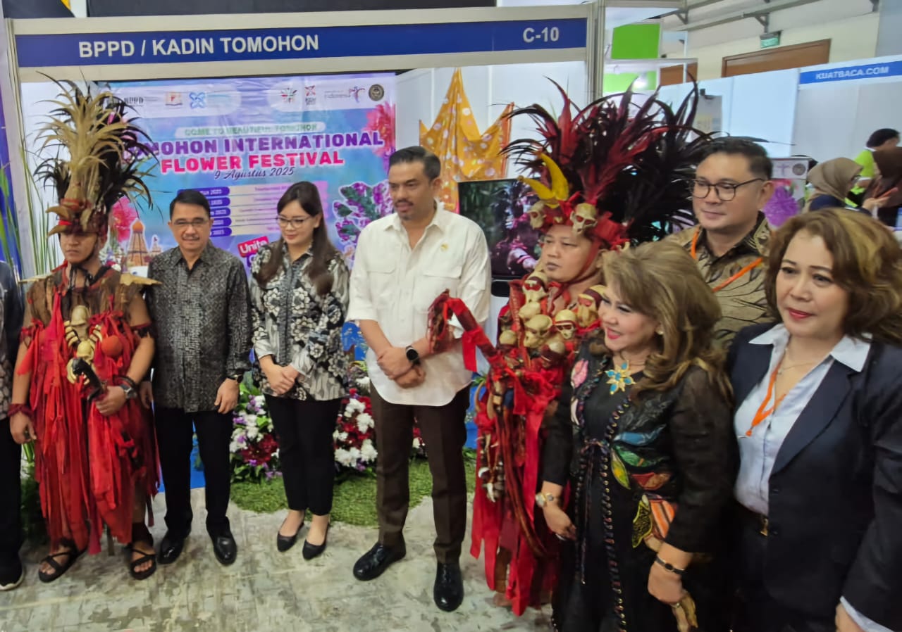 PROMOSIKAN TOMOHON: Menteri UMKM Maman Abdurrahman kunjungi Booth TIFF BPPD didampingi Wawali Tomohon Sendy Rumajar, Ketua WALI Levita Supit, Kadispar Tomohon Judhistira Siwu, Kepala BPPD Lucia Goni.