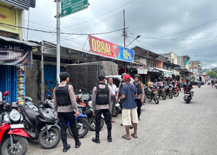 Personel Polres Bitung saat mendapati aktivitas parkir liar di kawasan Girian.(Dok Istimewa)