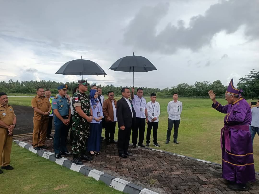 Ketua Pengadilan Tinggi Manado saat di jemput di Bandar Udara Melonguane.