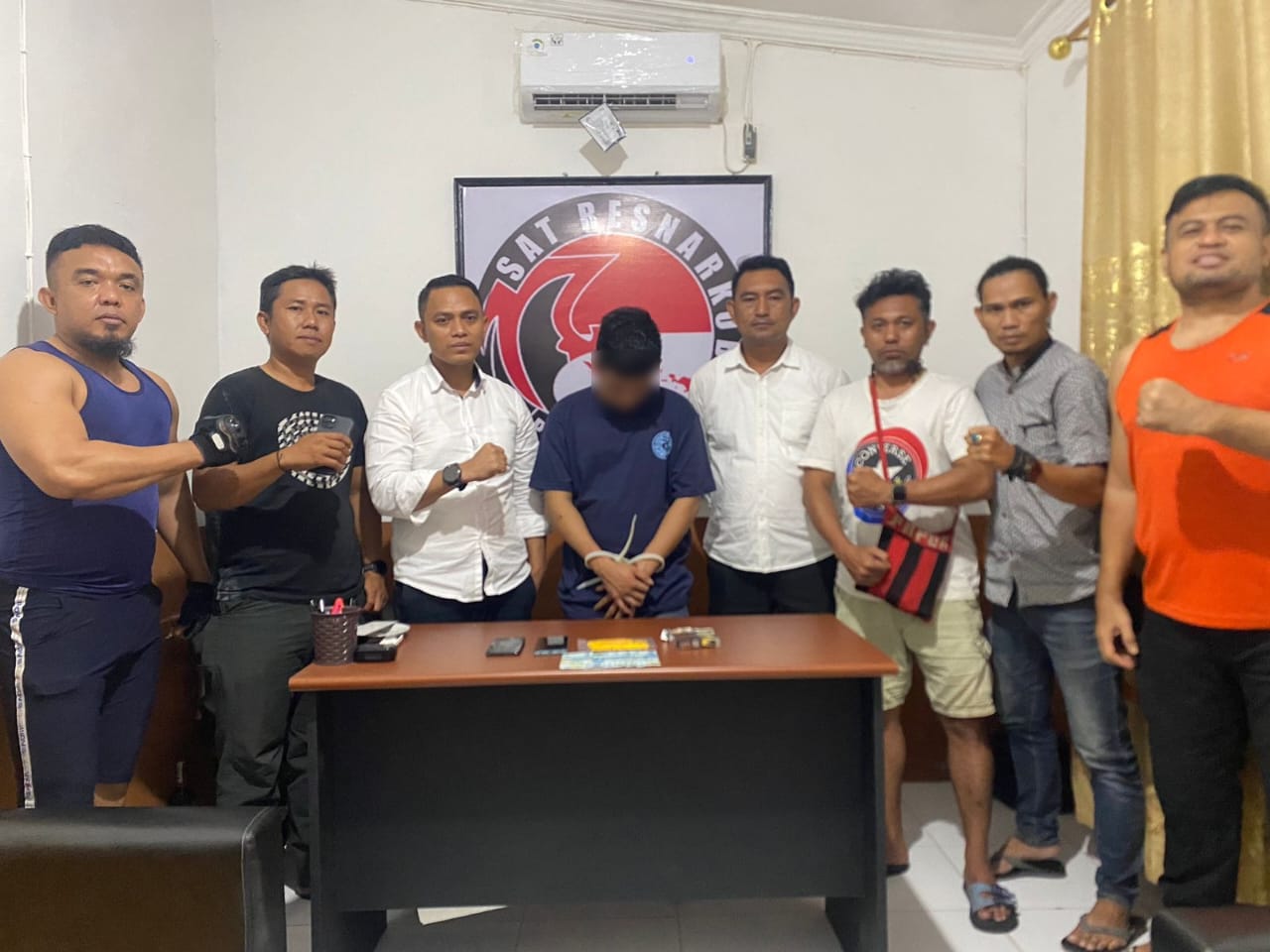 Residivis, pengedar obat terlarang bersama barang bukti diamankan Sat Resnarkoba Polres Bitung.(Dok Istimewa)