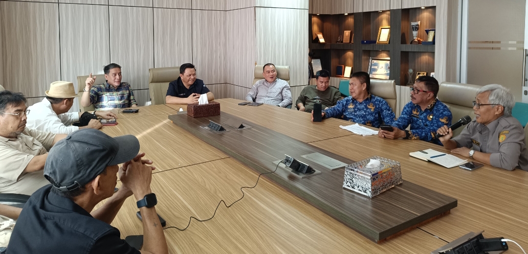 Suasana diskusi yang berlangsung di lt5 Grha Pena Manado Post, Selasa (20/5) kemarin.