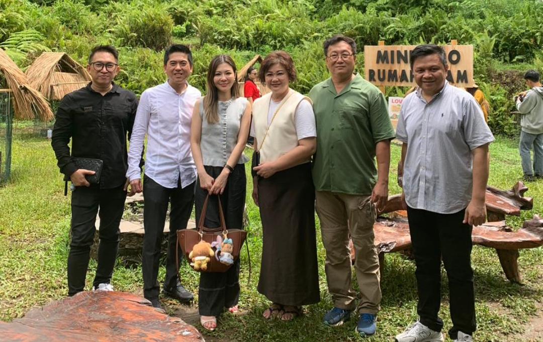 Owner Rumah Alam Alex Chang bersama istri, Rudini Wijaya bersama istri, diapit Keny Pinangkaan dan Direktur Manado Post Tommy Waworundeng