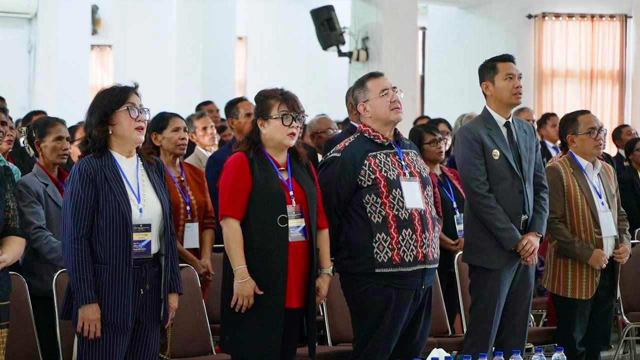 SUKACITA MELAYANI: Pdt Dr Gilbert Lumoindong bersamaan dengan Sidang Majelis Daerah GBI, mengadakan KKR Oikumene, di Palangkaraya, Kalimantan Tengah, Biak, Papua, Sumba, NTT, hingga Rutan Bangli Bali.