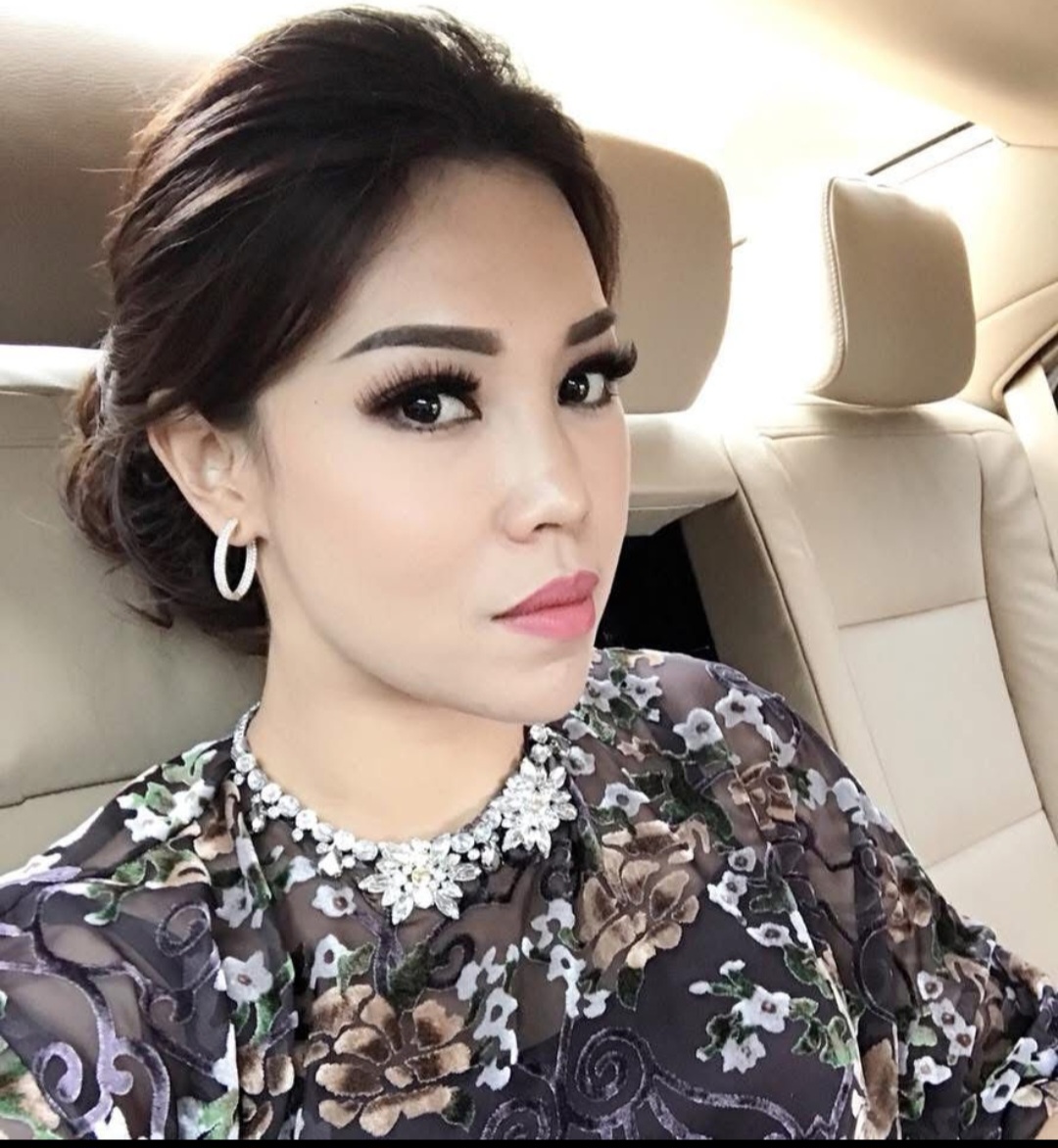 ELEGAN: Melly Karundeng, berparas cantik sepintas mirip Artis Syahrini.