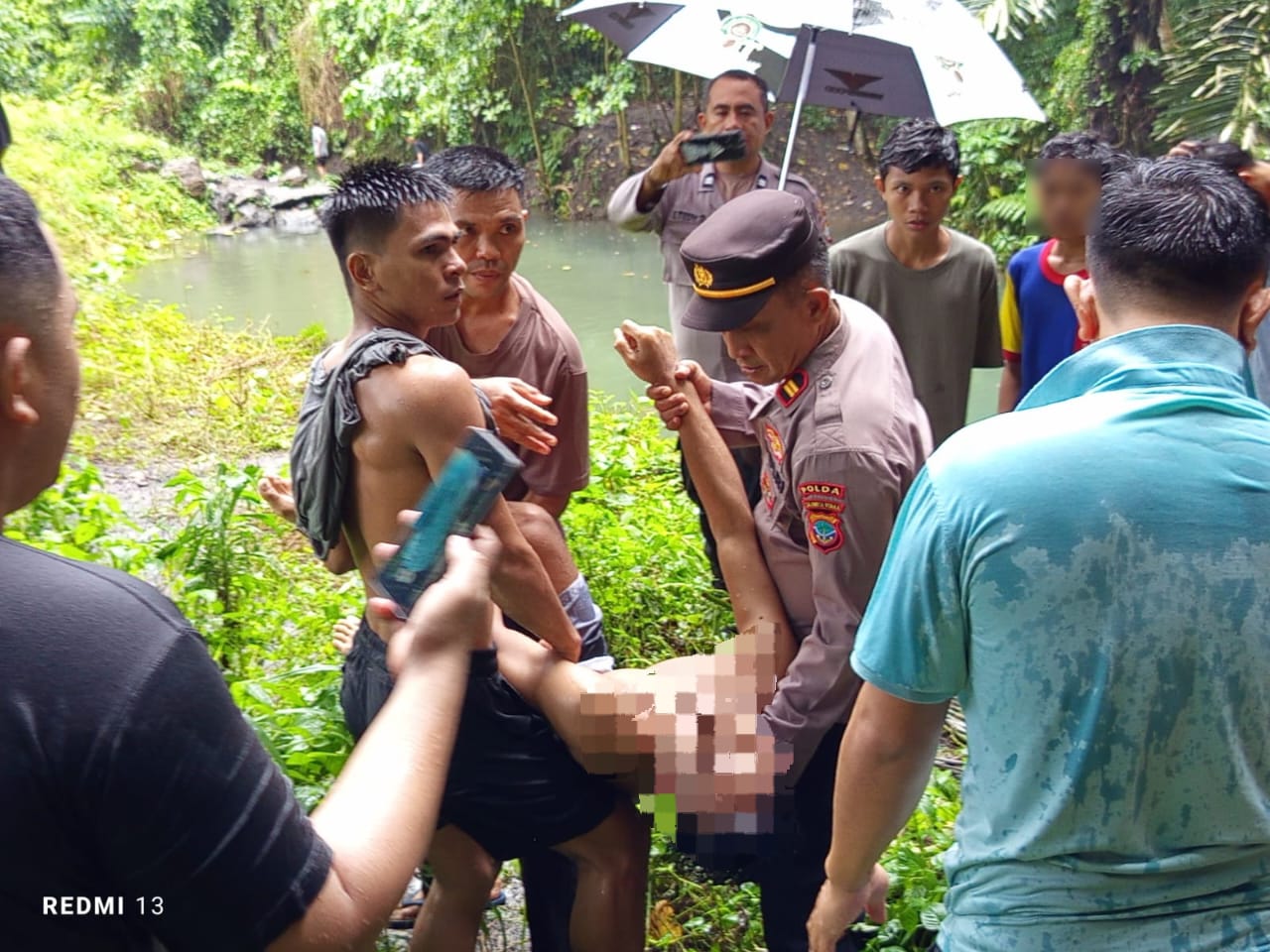 Kapolsek Ranowulu IPTU Teguh Pambudi memimpin langsung proses evakuasi korban yang tenggelam di kolam Aerujang bawah jalan tol Manado-Bitung.(Dok Istimewa)