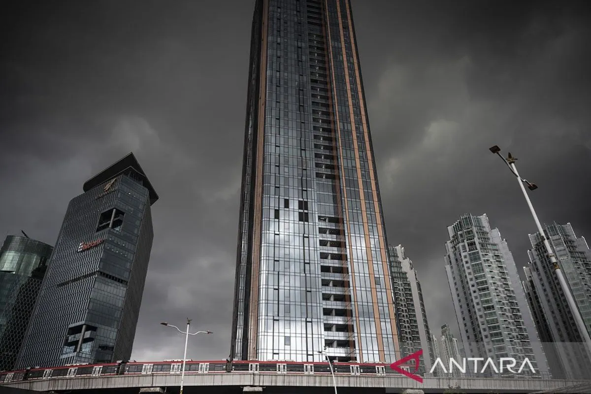 Arsip foto - Rangkaian kereta LRT Jabodebek melintas saat awan mendung