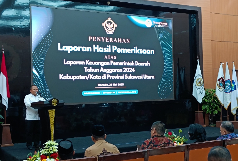 Kepala BPK Perwakilan Provinsi Sulawesi Utara Bombit Agus Mulyo saat menyerahkan LHP kepada 12 Bupati dan Walikota serta Ketua DPRD