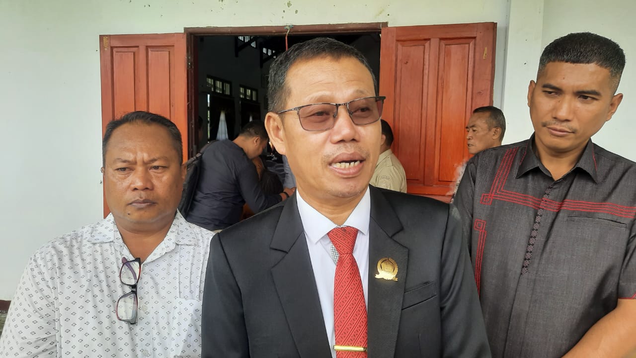 Ketua Tim Pemenangan WT&ndash;AGB, Jakop Mangole, didampingi Sekretaris Tim, Antonius Tucunan, dan tim Kuasa Hukum saat diwawancarai awak media usai Sidang Paripurna Penetapan Pasangan Calon Terpilih