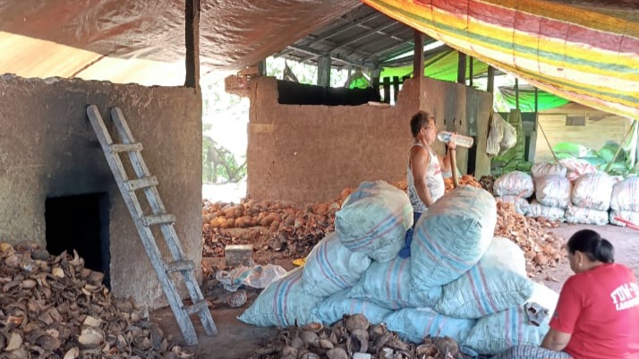 Petani kopra bersyukur dengan harga saat ini yang cukup tinggi.