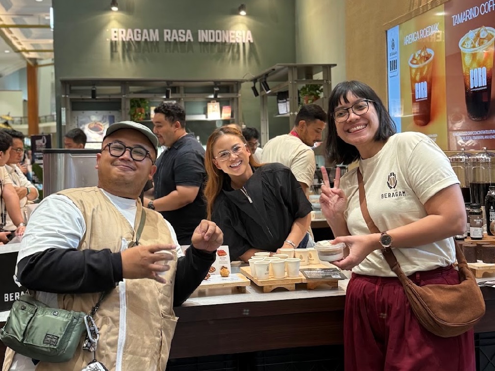 Owner MARU Gabriela Rompis (tengah) di World of Coffee Jakarta