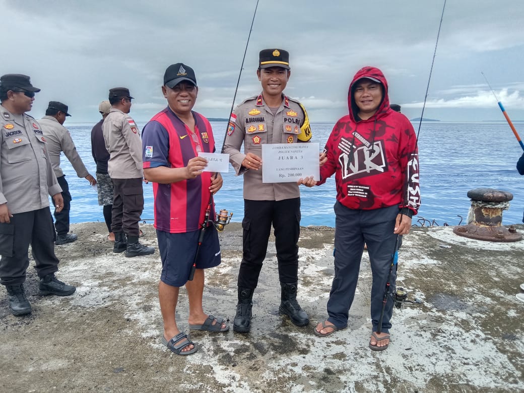 Kapolsek Nanusa Ipda Matrial Barahama saat akan memberikan hadia kepada pemenang lomba memancing.