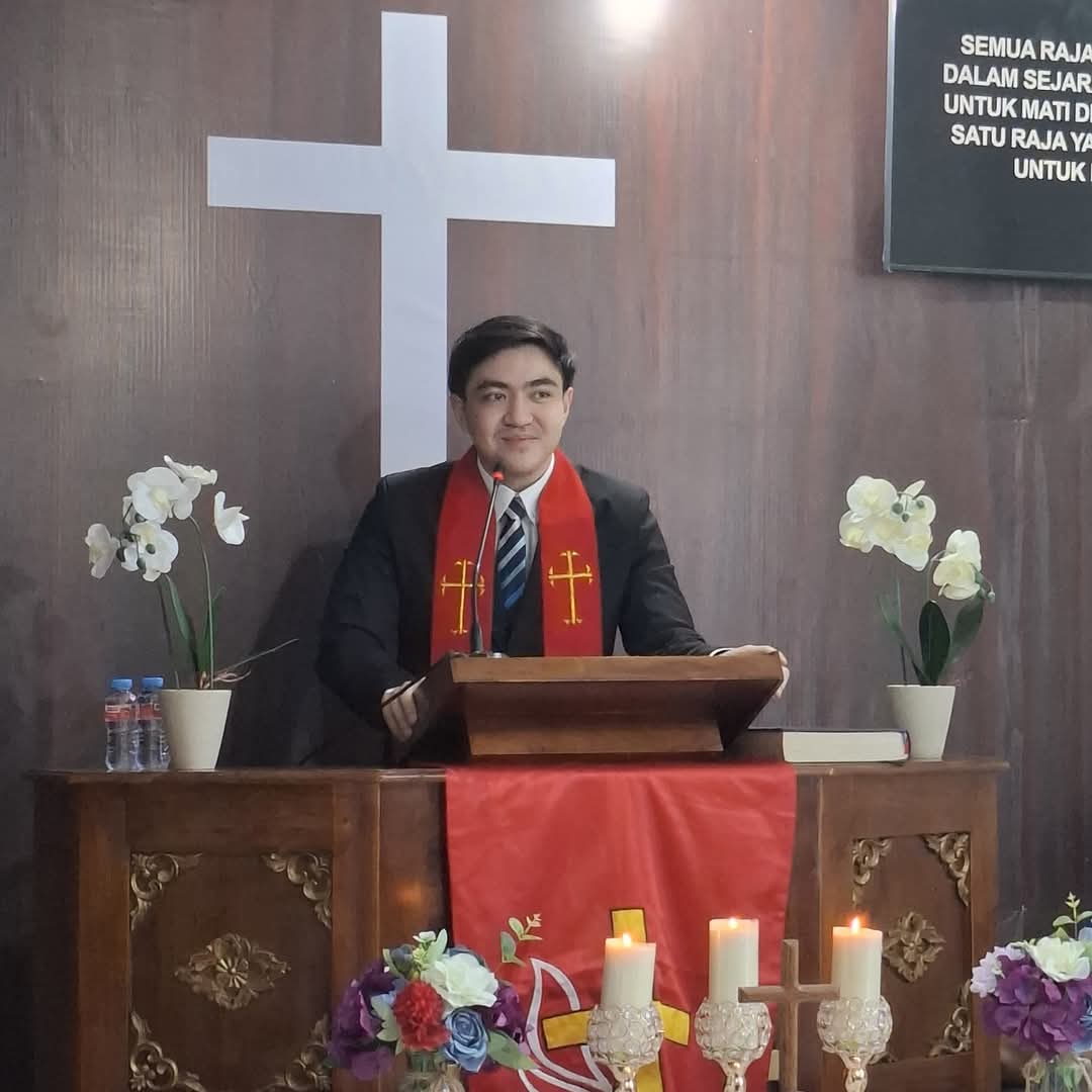 PERTAMA KALI: Ev Greivance Gilbert Lumoindong melakukan pelayanan sebagai khadim di GMIM Antiokhia Cibubur, Wilayah Jabodetabek-Bandung, Kamis (29/05/25).