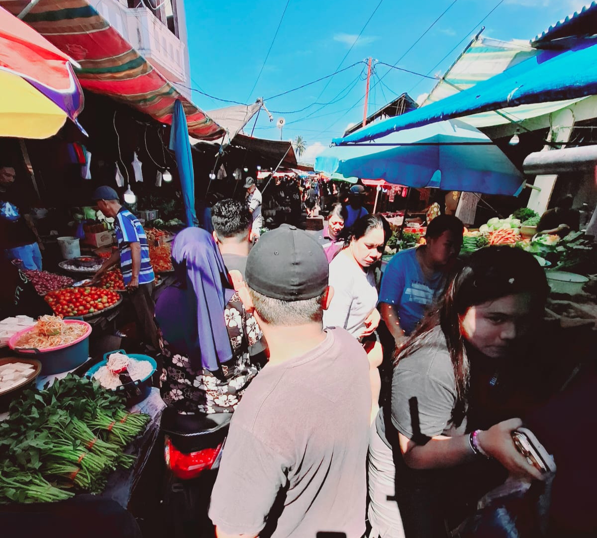 Nampak semrawutnya Pasar Girian.(Franky Sumaraw/MP)