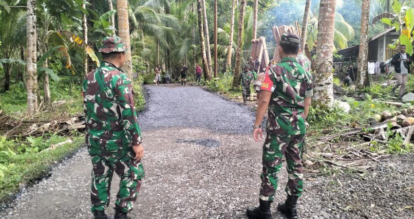 Dansatgas Letkol Inf Suhendro Alim Prayogo saat meninjau langsung progres pekerjaan pengaspalan jalan di Kampung Kalasuge, Kecamatan Tabukan Utara, pada Kamis (29/5/2025).