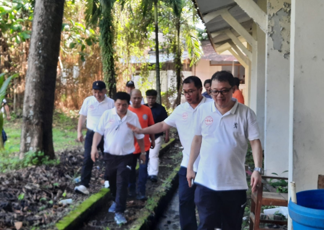 Rektor Prof Berty Sompie dan Dekan Dr Ferry Liando bersama jajaran, kala meninjau lokasi pembangunan aula Fisip Unsrat.