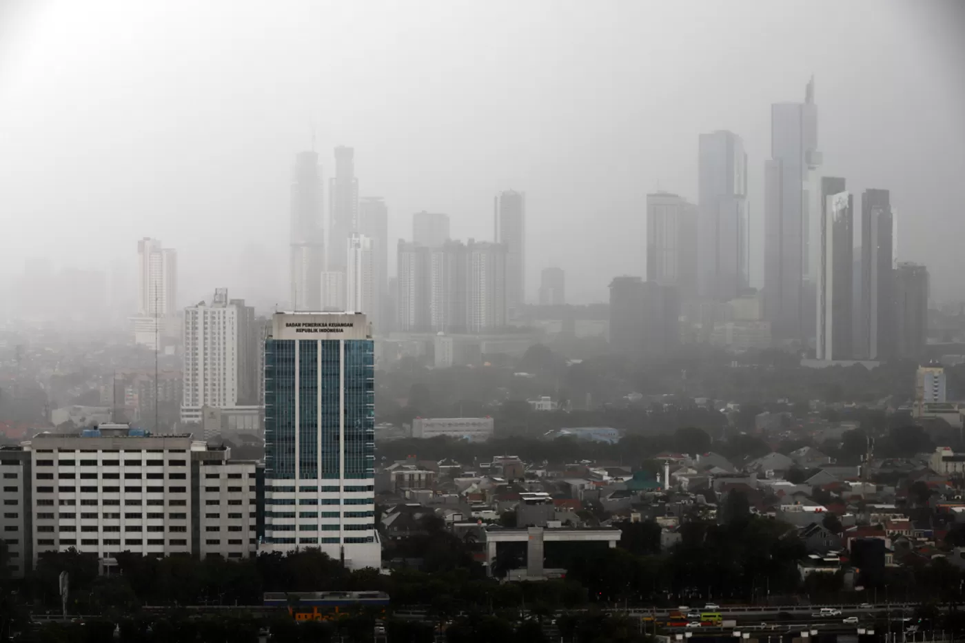 Cuaca Awan hitam tebal menyelimuti kawasan perkantoran dan permukiman.