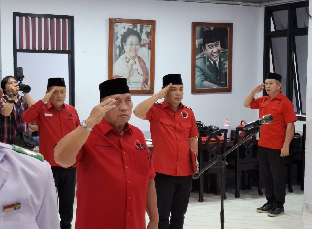 PIMPIN: Ketua DPC PDI P Minahasa Robby Dondokambey memimpin Upacara Harla Pancasila, Senin (2/5/2025) di Kantor Sekretariat.