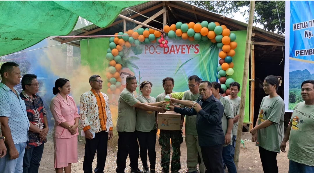 Kepala Dinas Ketahanan Pangan dan Pertanian (DKPP) Dirman Gumolung saat melauncing Pabrik Pupuk Organik Cair (POC) Davey&rsquo;s resmi di Desa Kiama.