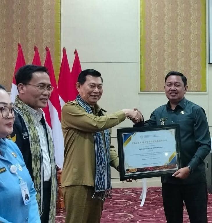 HEBAT: Wabup Fredy Tuda saat menerima penghargaan dari Wagub Victor Mailangkay, kategori Kabupaten Terbaik Kedua Dalam Pengelolaan DAK. Dok istimewa