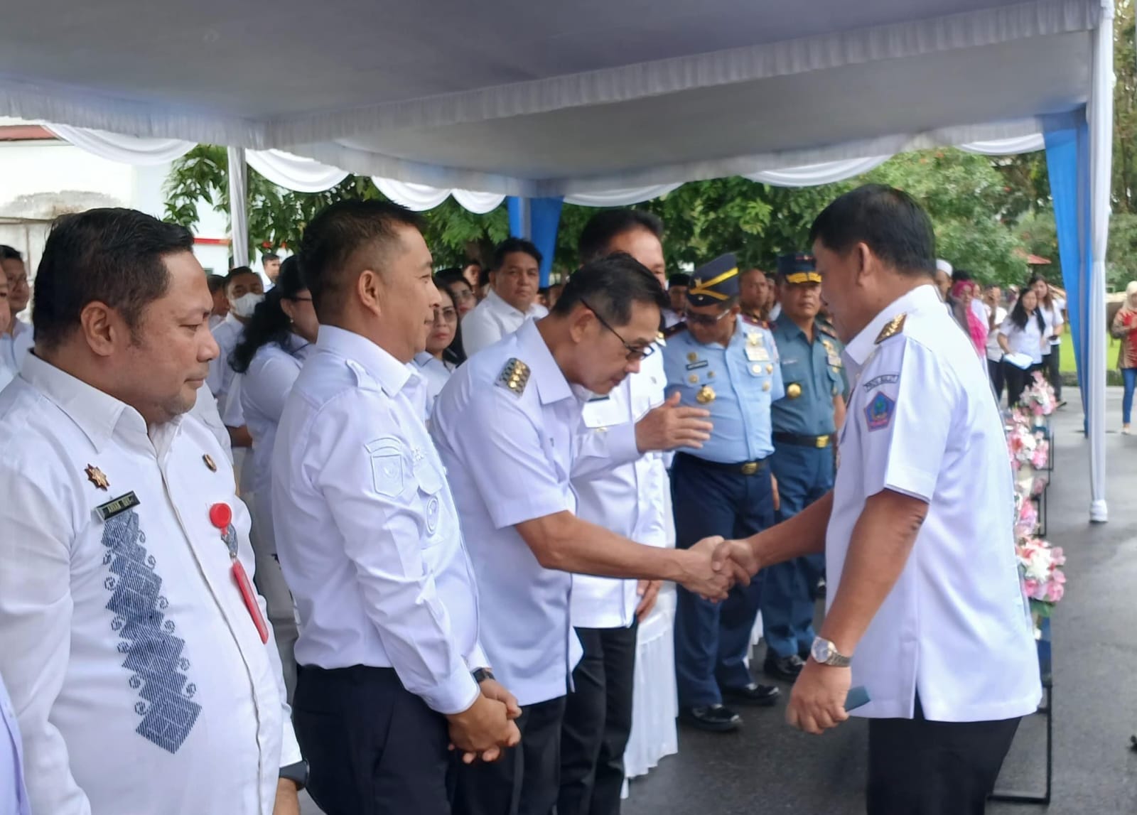 Wali Kota Bitung Hengky Honandar saat menghadiri penyerahan bantuan hewan kurban dari Pemprov Sulut.(Dok Istimewa)