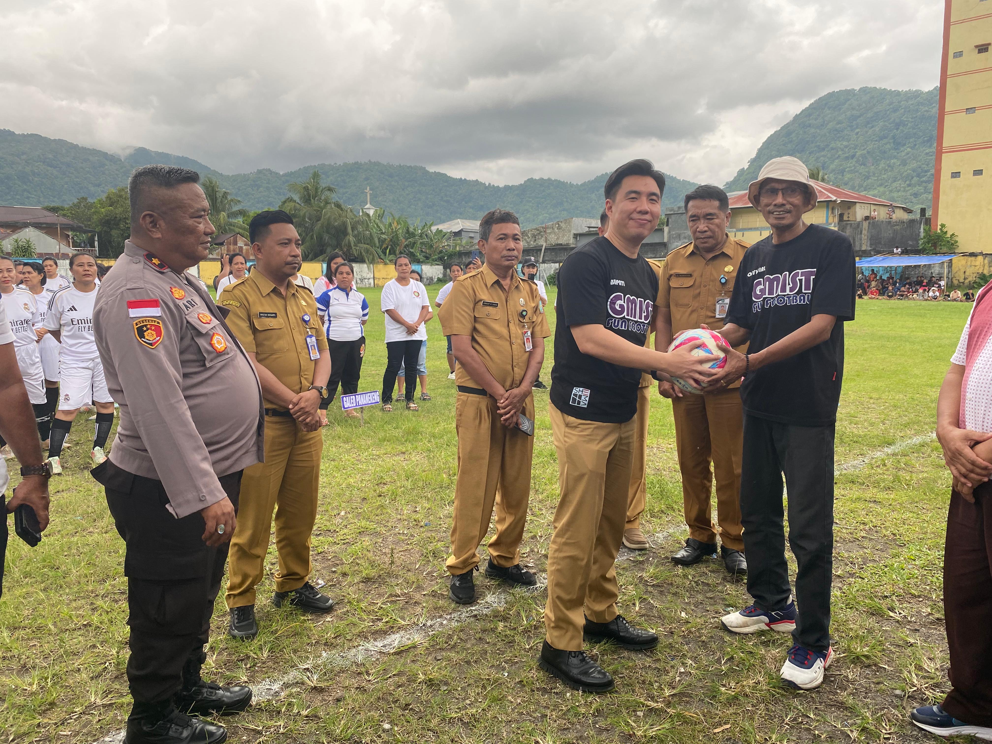 Bupati Kepulauan Sangihe Michael Thungari saat akan membuka kegiatan.