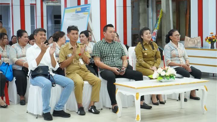Keceriaan terpancar di wajah Bupati Sitaro Chyntia Kalangit saat perlombaan Tari Ampa Wayer berlangsung di Lobi Kantor Bupati, Selasa (3/6/25)